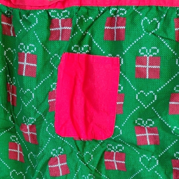 🚨5 For $25🚨Festive Green and Red Apron - Picture 4 of 5